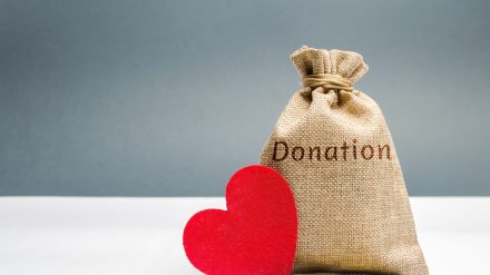 Year-End Tax Planning for Generous Donors: Bunching vs. Donor-Advised Funds (Before 2026 Tax Changes)